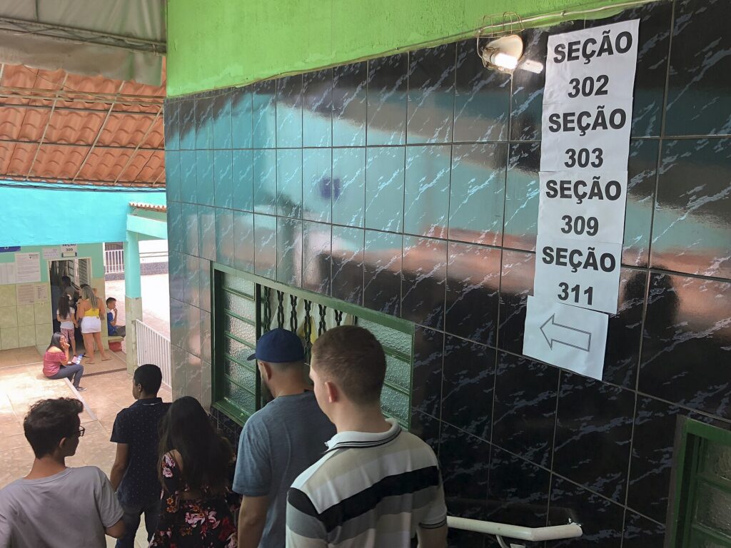 Placa indica onde fica cada seção eleitoral dentro da escola