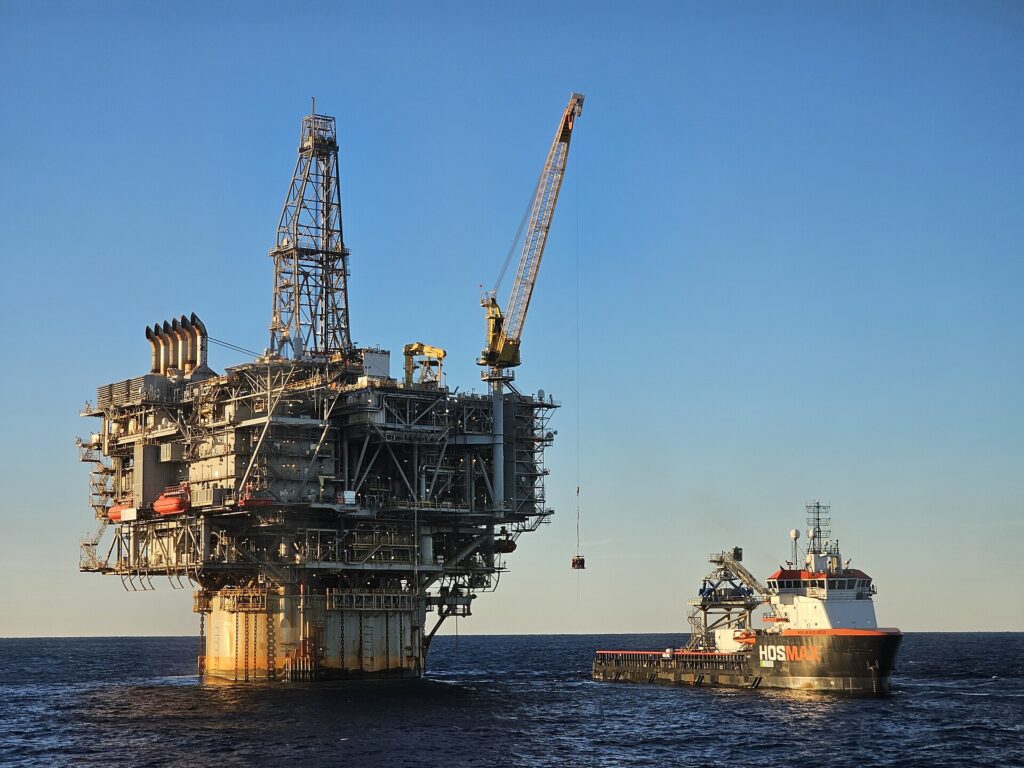 Plataforma de petróleo em alto-mar, como as evacuadas antes do furacão Isaías