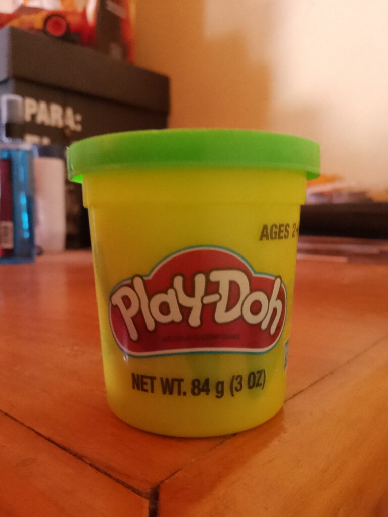 Pote de Play-Doh, a massinha da Hasbro que motivou a briga sobre a embalagem da Super Massa