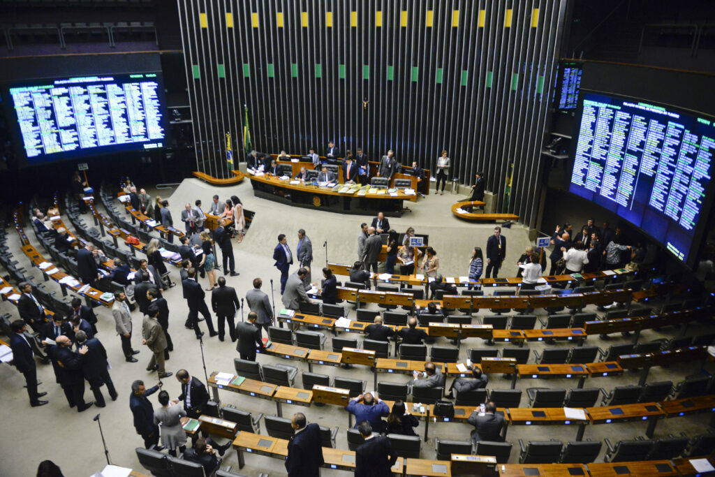 Plenário Ulysses Guimarães durante sessão, com deputados federais em seus lugares