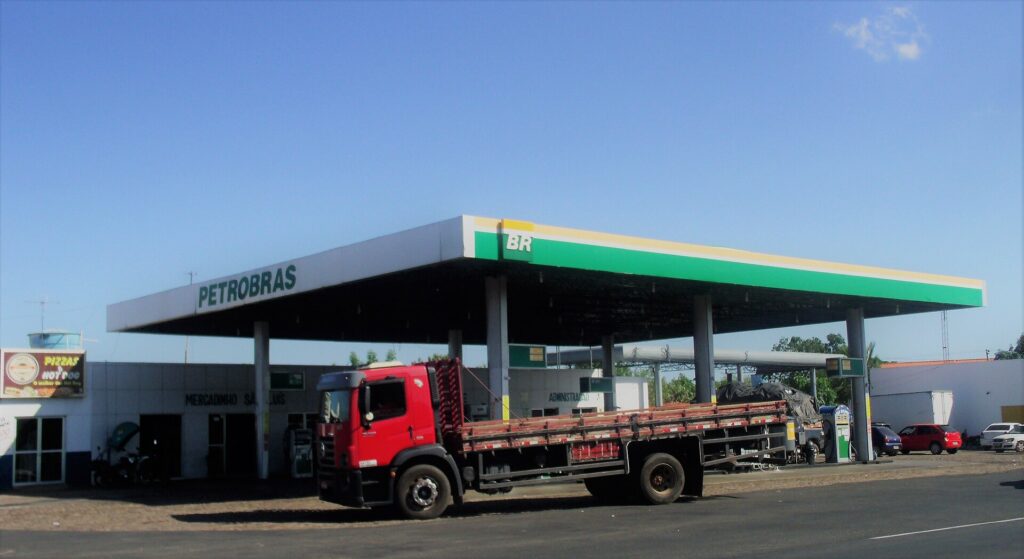 Caminhão abastece em posto de combustível