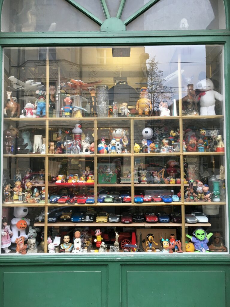 Vitrine de loja mostra o preço dos brinquedos mais alto neste ano