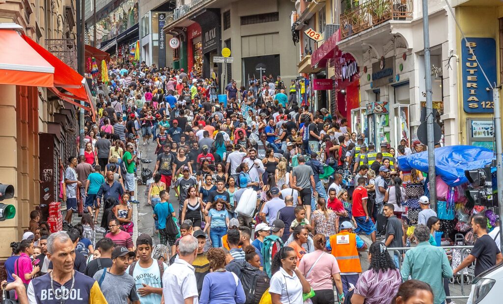 Previsão de crescimento do Brasil: consumidores na Ladeira Porto Geral, em São Paulo