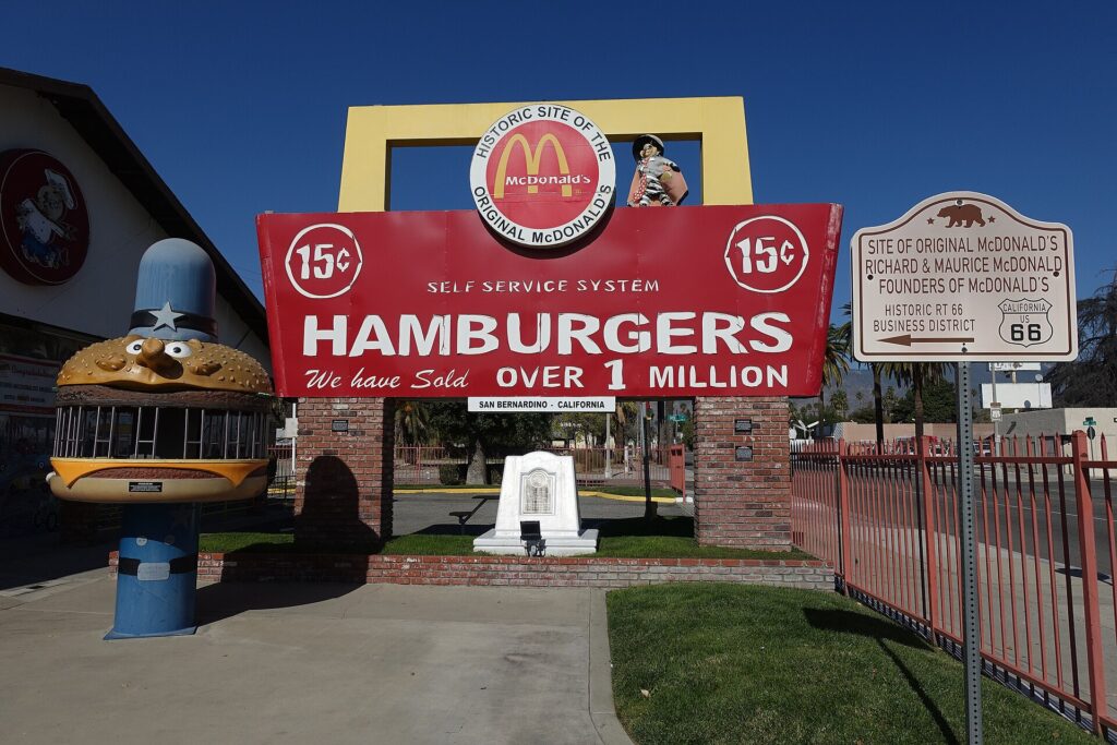 Museu no local do primeiro McDonald's, em San Bernardino: é aqui que começa a história de como o McDonald's ganha dinheiro