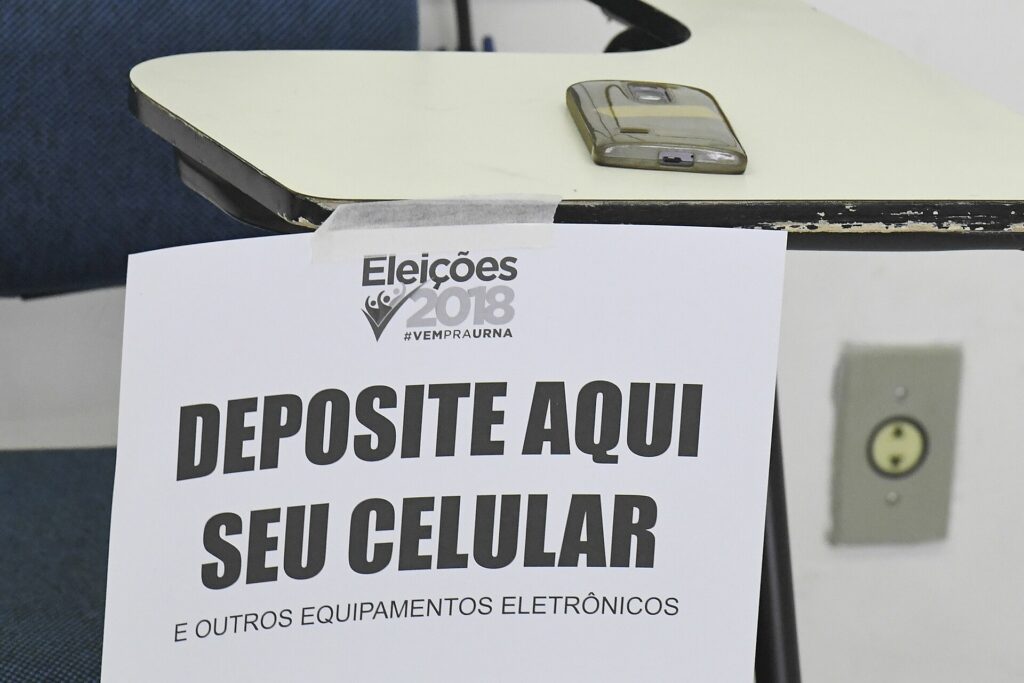 Aviso pede para o eleitor deixar o celular do lado de fora: o que é proibido no dia da eleição inclui fotografar o voto