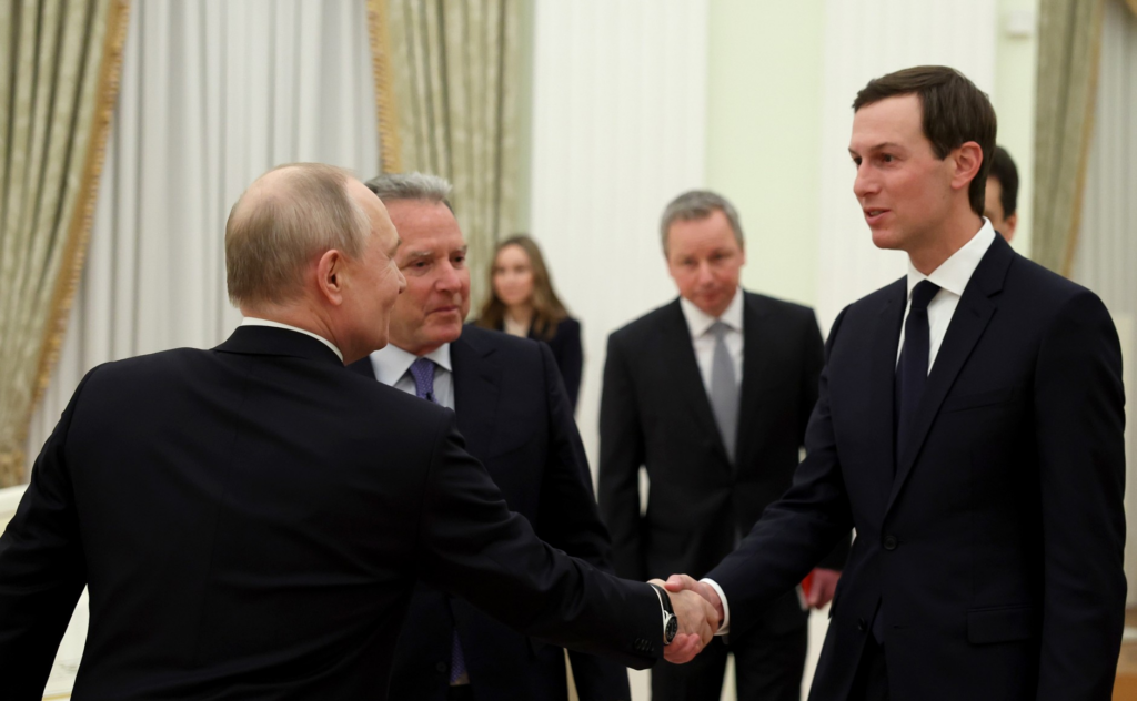Putin cumprimenta Jared Kushner em Moscou durante a negociação da guerra Rússia e Ucrânia