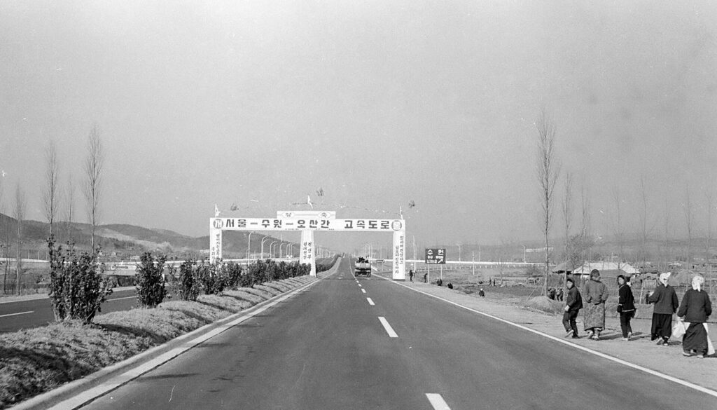 Trecho da rodovia Seul-Busan aberto em 1968, obra da fase em que a Coreia do Sul ficou rica