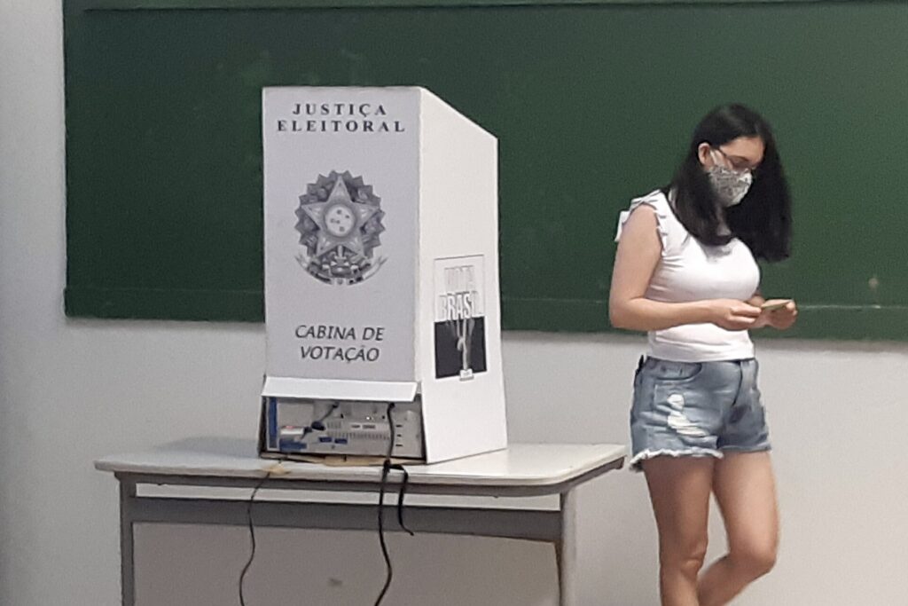 Seção eleitoral com a cabine de votação, onde o eleitor escolhe entre as propostas dos candidatos a presidente