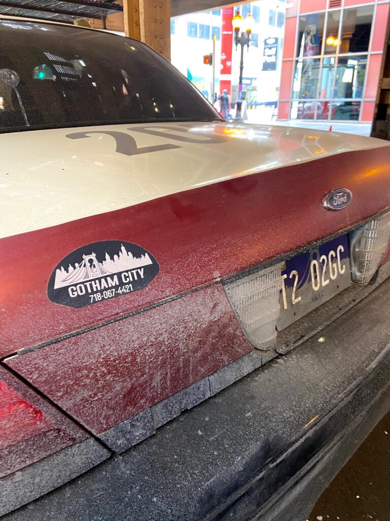 Táxi de Gotham City no set de filmagem de The Batman em Chicago