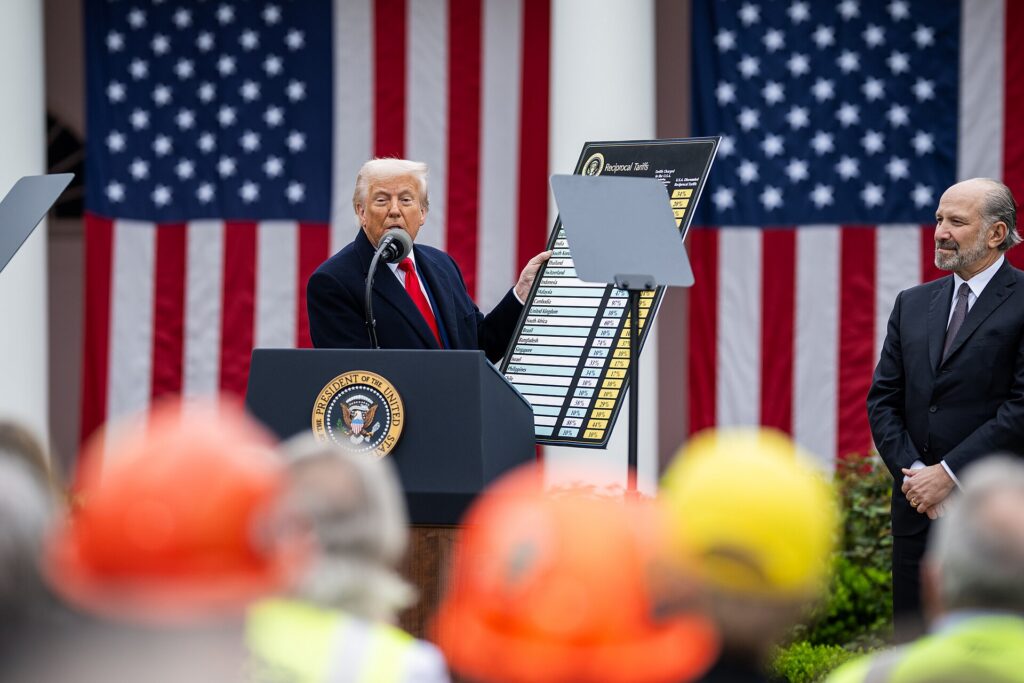 Donald Trump mostra a tabela do tarifaço no jardim da Casa Branca, em abril de 2025