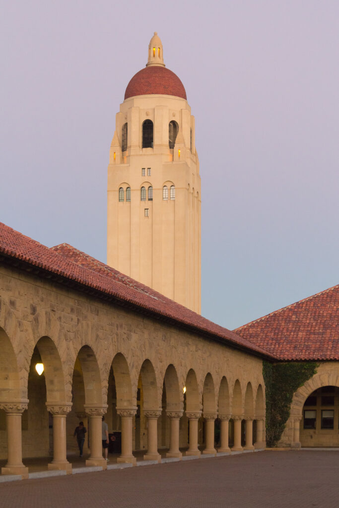 Hoover Tower, na Universidade Stanford, onde trabalha um dos vencedores do Nobel de Economia 2026