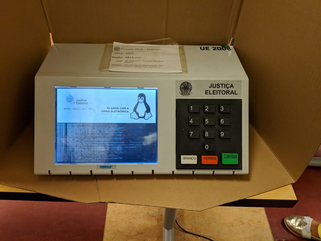 Urna eletrônica na cabine: na ordem dos votos, as duas telas de senador vêm logo depois dos deputados