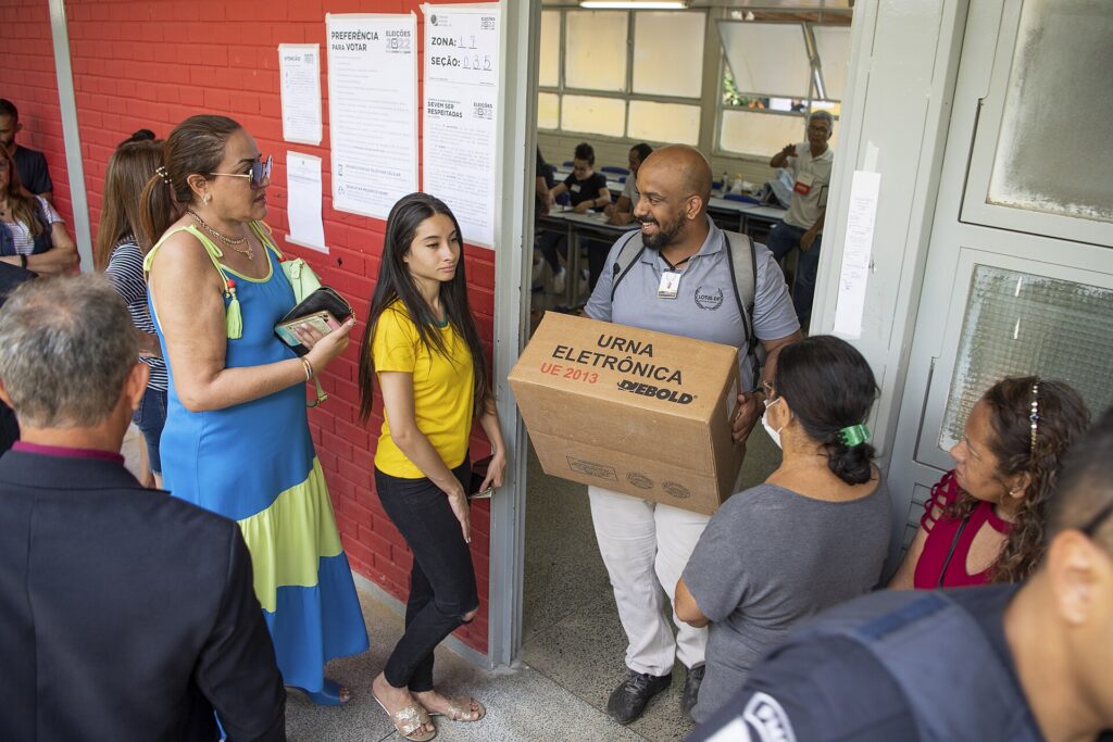Funcionário carrega urna eletrônica, parte de quanto custa uma eleição com a logística do TSE