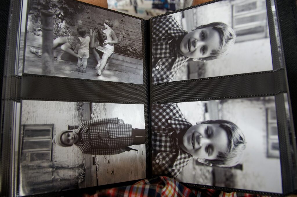Álbum de fotos antigas, onde a visão cor-de-rosa guarda só os bons momentos