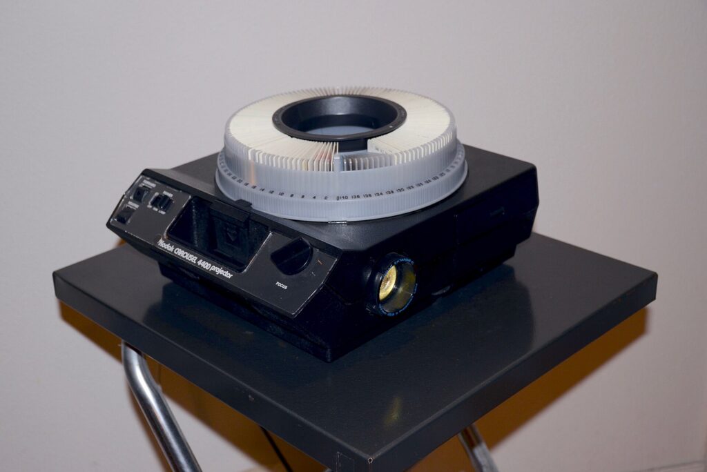 Projetor de slides antigo, objeto ligado à visão cor-de-rosa e à nostalgia