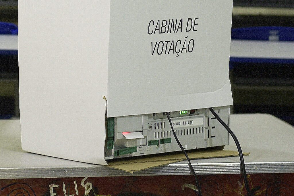 Cabina de votação com a urna eletrônica: o que é voto útil depende da regra dos dois turnos