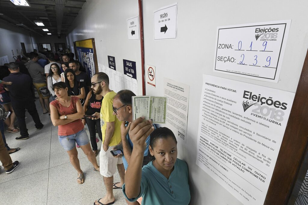 Número da zona e da seção na porta da sala ajuda a achar onde eu voto